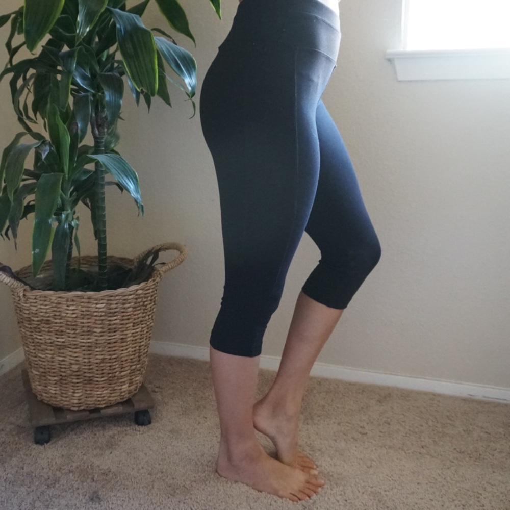 Hard Tail Flat Waist Capri Legging, XS, Black.